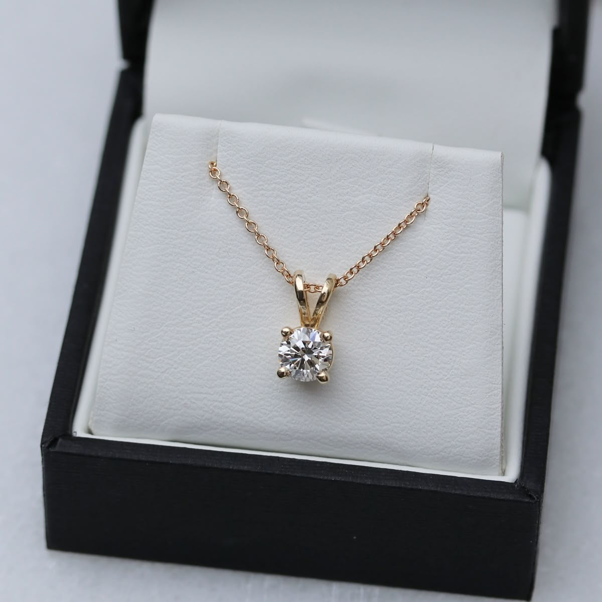 Dije diamante corte redondo de 0.5ct
