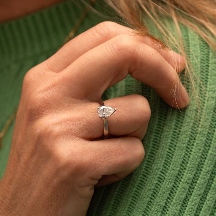 0.5 CT - Anillo Solitario Corte Pera