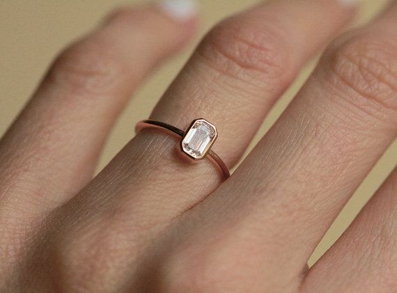 0.5 CT - Anillo Solitario Corte Esmeralda
