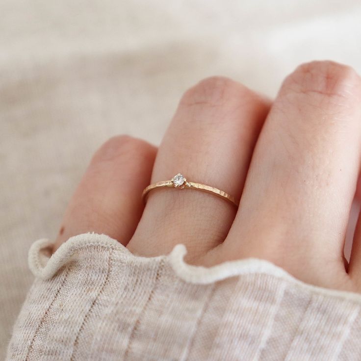 Anillo de Promesa con Diamante en Engaste Tradicional