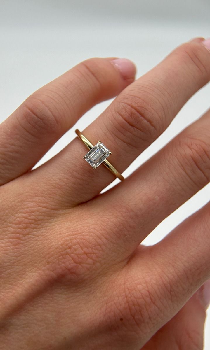 1 CT - Anillo Solitario Corte Esmeralda