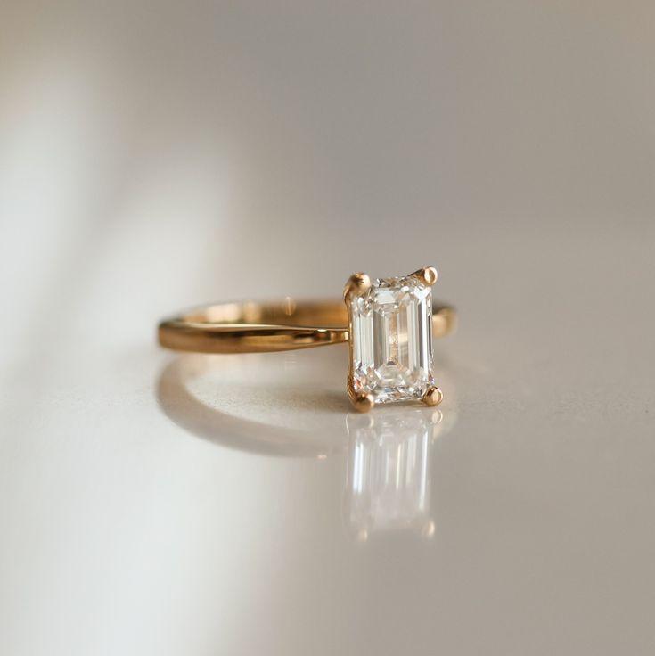 1 CT - Anillo Solitario Corte Esmeralda